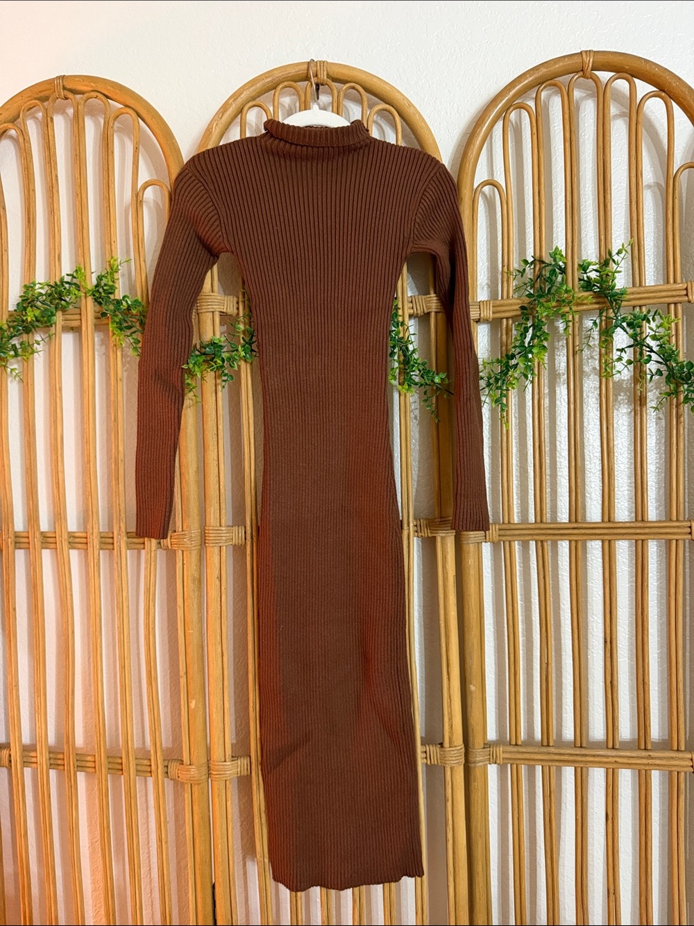 ASTR THE LABEL                          Brown Ribbed Long-Sleeve Knit Maxi Dress